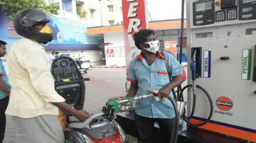 पेट्रोल से महंगा हुआ डीजल, प्रति लीटर पर बढ़े 0.48 पैसे- India TV Hindi