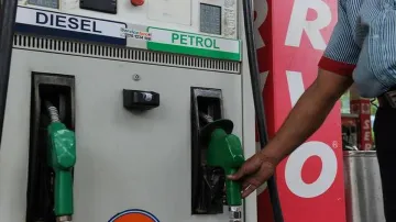 Price of petrol increases to Rs 80.43 and diesel increases to Rs 80.53 in delhi today- India TV Paisa