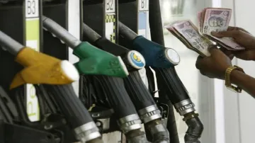 पाकिस्तान: एक ही दिन में पेट्रोल पर बढ़े करीब 26 रुपये, डीजल की कीमत में 21 रुपये का इजाफा- India TV Hindi
