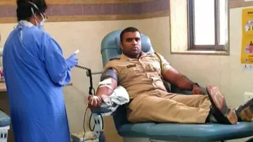 Mumbai Police Constable, Mumbai Police Constable Donates Blood, Police Donates Blood- India TV Hindi