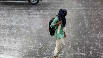उत्तर प्रदेश के विभिन्न हिस्सों में बारिश से मौसम हुआ सुहाना, गर्मी से मिली राहत- India TV Hindi