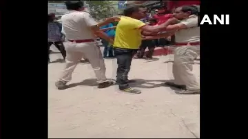 <p>scuffle between a policeman and a man in a dispute over...- India TV Hindi