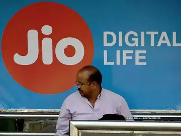 Vodafone Idea loses 34.6 lakh subscribers in Feb; Jio adds 62.5 lakh users- India TV Paisa
