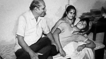 Sachin Tendulkar with his Mother and Father- India TV Hindi