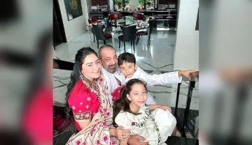 दो महीने से दुबई में फंसे अपने परिवार से नहीं मिले हैं संजय दत्त, पत्नी और बच्चों की फोटो शेयर कर लि- India TV Hindi