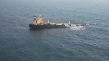 ईरान का जहाज डूबा : एक की मौत, चालक दल में शामिल एक भारतीय लापता - India TV Hindi