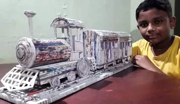 अद्वैत कृष्णा ने न्यूजपेपर से बनाया ट्रेन का मॉडल- India TV Hindi
