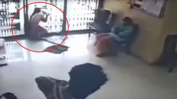 बैंक में लगे कांच के दरवाजे से टकराकर महिला की मौत- India TV Hindi