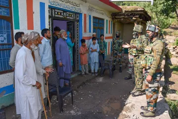 पाकिस्तानियों को समझाती सेना- India TV Hindi