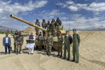 रक्षामंत्री राजनाथ सिंह के साथ सेना के जवान और अधिकारी (प्रतीकात्मक फोटो)- India TV Hindi