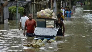 असम में बाढ़ संबंधी घटनाओं में नौ लोगों की मौत, मृतकों की संख्या 85 हुई - India TV Hindi