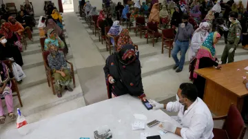 Pakistan's coronavirus tally crosses 221,000-mark, Run Ehsaas Cash programme for poors- India TV Hindi