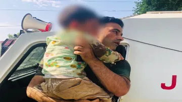 कश्मीर में गोलियों की तड़तड़ाहट के बीच बच्चे को गोद में उठाए रहे पुलिस ऑफिसर- India TV Hindi