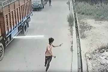 <p>गोली चला रहे बदमाश का...- India TV Hindi