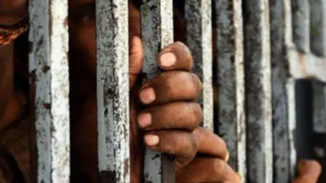 उत्तर प्रदेश दो डिप्टी जेलर और 41 कैदी कोरोना वायरस से संक्रमित- India TV Hindi