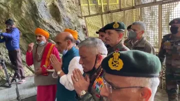 Defence Minister Rajnath Singh offer prayers at Amarnath Temple- India TV Hindi