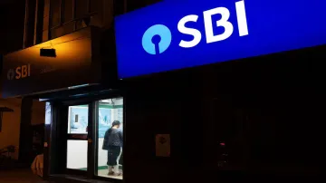 SBI's branch sealed In Meghaninagar for not following the rules of social distancing- India TV Hindi