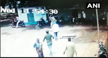 उज्जैन में पुलिसकर्मी ने डॉक्टर के साथ की मारपीट, CCTV में कैद हुई घटना- India TV Hindi