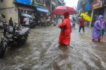 मुंबई में भारी बारिश, पड़ोसी जिलों में भी जमकर बरसे बादल- India TV Hindi