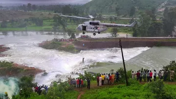 तेज बहाव में 12 घंटे फंसा रहा ग्रामीण, वायुसेना ने हेलीकॉप्टर से बचाई जान- India TV Hindi