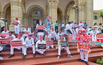 Samajwadi Party MLAs hold protest outside Assembly against Yogi government- India TV Hindi