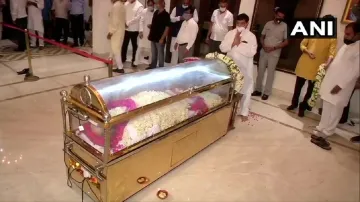 Amar Singh mortal remains brought to delhi । दिल्ली लाया गया अमर सिंह का पार्थिव शरीर, शिवपाल सहित क- India TV Hindi