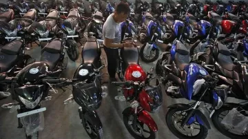 Bajaj Auto sales drop 33 pc to 2,55,832 units in July- India TV Paisa