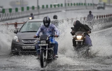 Continuous overnight rains drench Delhi, more likely- India TV Hindi