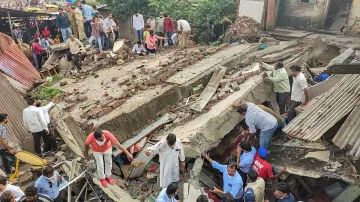 building collapses in Dewas । देवास में इमारत ढही, नौ लोगों को मलबे से निकाला- India TV Hindi