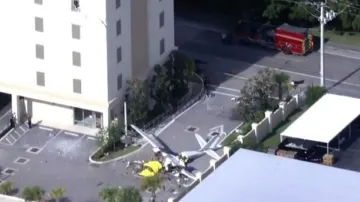 फ्लोरिडा में इमारत से टकराया विमान- India TV Hindi