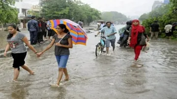 IMD predicts heavy rains in parts of Gujarat, issues red alert- India TV Hindi