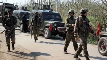 Srinagar: Two Cops Killed in Terrorist Attack at Nowgam Bypass, Area Cordoned Off- India TV Hindi