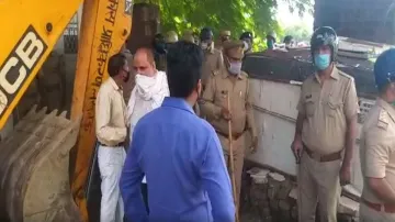 लखनऊ: मुख्तार अंसारी पर कसा शिकंजा, अवैध कब्जे वाली जगह को खाली करा रही पुलिस- India TV Hindi