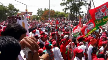 <p>police lathi charged samajwadi party workers protest...- India TV Hindi