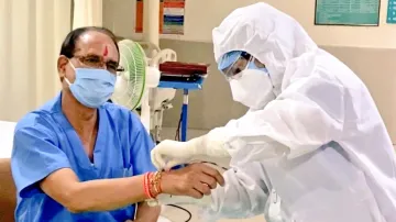 सीएम शिवराज सिंह चौहान ने अस्पताल में मनाया रक्षाबंधन, नर्स और साथी मंत्री की पत्नी से बंधवाई राखी- India TV Hindi