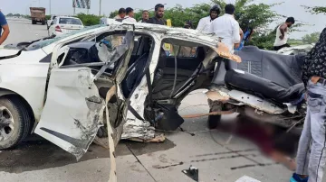 Car accident in Greater Noida eastern peripheral expressway 2 dead - India TV Hindi