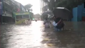 Heavy Rain, Flooding In Mumbai, Local Trains Stopped, Offices Shut- India TV Hindi