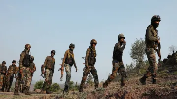 kashmir news terrorist attack on army in baramula । कश्मीर: बारामूला में सेना के काफिले पर हमला, एक - India TV Hindi