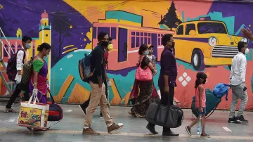 lockdown migrants returning to cities । नई दिल्ली: वापस लौट रहे प्रवासी मजदूर, बच्चों का पेट पालना - India TV Hindi