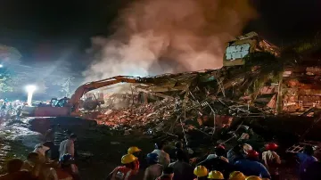 रायगढ़ बिल्डिंग हादसा: मलबे में 19 लोगों के दबे होने की आशंका, राहत और बचाव कार्य जारी- India TV Hindi