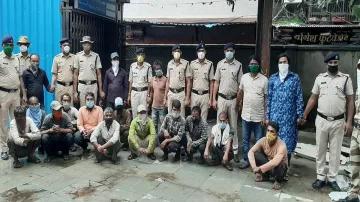 Railway police force arrests 17 for stealing in trains- India TV Hindi