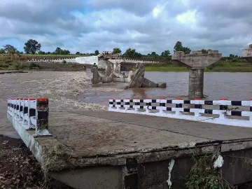 bridge collapsed in seoni due to heavy rainfall । एक महीने पहले ही बनकर तैयार हुआ पुल बाढ़ में बहा, - India TV Hindi