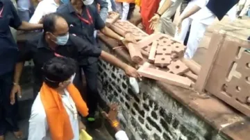 Jyotiraditya Scindia narrowly escapes as railing falls down at Ram ghat after Mahakal palki poojan- India TV Hindi