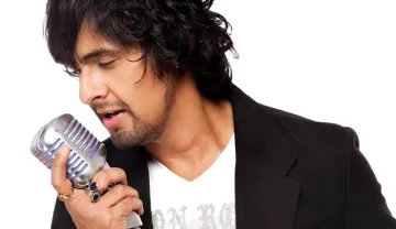 Sonu Nigam performing at world first live indoor music concert - India TV Hindi
