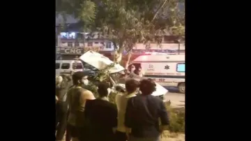 <p>speeding car fell off Vikaspuri Flyover in New...- India TV Hindi