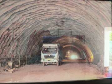 Atal Tunnel Rohtang Manali open Narendra Modi | पीएम मोदी 3 अक्टूबर को  रोहतांग में अटल सुरंग का उद्घाटन कर सकते है - India TV Hindi News