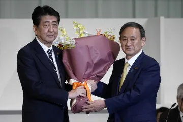 जापान के नए प्रधानमंत्री योशिहिदे सुगा और पूर्व PM शिंजो आबे- India TV Hindi