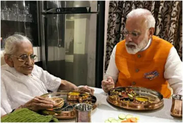 <p>PM Modi with mother </p>- India TV Hindi