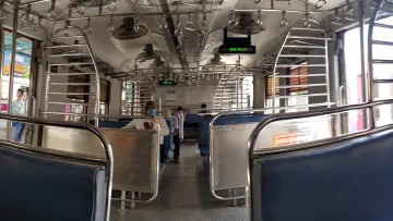 मुंबई: बारिश में कमी के बाद परिवहन सेवाएं शुरू, सामान्य रूप से चली लोकल ट्रेन- India TV Hindi