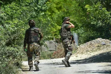 <p>Terrorists lobbed grenade at security forces in Tral of...- India TV Hindi